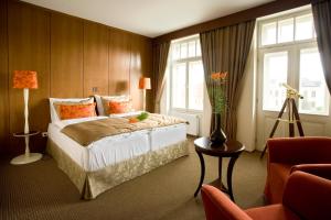 Un pat sau paturi într-o cameră la Hotel Kašperk