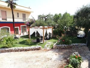 a gazebo in the yard of a house at Ape Rossa in Castellana Grotte