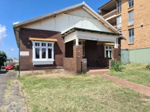una casa de ladrillo con una ventana blanca en una calle en Affordable Queen Room in Earlwood - EW5, en Sídney