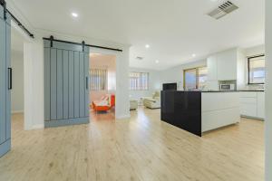 Η κουζίνα ή μικρή κουζίνα στο Bright Airy Retreat with Garden