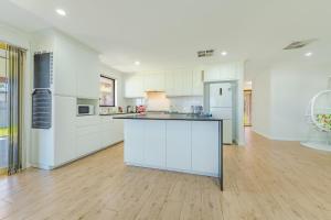 Η κουζίνα ή μικρή κουζίνα στο Bright Airy Retreat with Garden