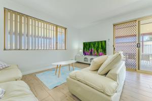 Χώρος καθιστικού στο Bright Airy Retreat with Garden