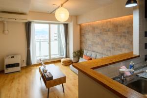 una cucina e un soggiorno con una grande finestra di Nakajima Park stay AMS tower Nakajima 20F 2005 a Sapporo