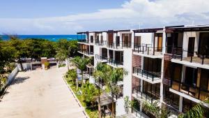 Un edificio de apartamentos con el océano al fondo. en Luxury Beachside Escape 3BR 2BA with Pool & Ocean Views, en San Felipe de Puerto Plata