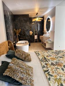 En eller flere senge i et værelse på Casaceccu : suite Casa Vespa