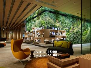 een woonkamer met een bank en een stoel bij Mitsui Garden Hotel Kashiwa-No-Ha - Chiba in Kashiwa