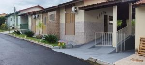 una casa al costado de una calle en casa temporada caldas nova com 3 quartos Condomínio Village muito área verde,piscinas, sauna, en Caldas Novas