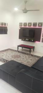 TV a/nebo společenská místnost v ubytování AHNa HOMESTAY TELUK KEMANG