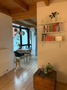 a living room with a table and a book shelf at Private Ferienwohnung im Zentrum von Immenstadt in Immenstadt im Allgäu