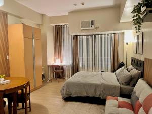 Ένα ή περισσότερα κρεβάτια σε δωμάτιο στο Studio in Eastwood City with Free Pool, Parking & Netflix