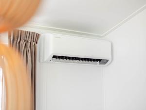 a wall mounted air conditioner in a room with a curtain at Strandperle Lathum Ferienhaus in Premium Lage am See für Urlaub und Workation mit Hundestrand in Lathum