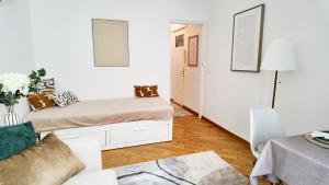ニースにあるMassena luxury apartmentのベッド2台とソファのあるリビングルーム