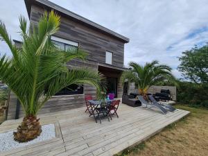 Zahrada ubytování Belle Maison bois avec piscine proche de la plage