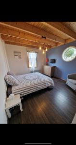 Postel nebo postele na pokoji v ubytování Belle Maison bois avec piscine proche de la plage
