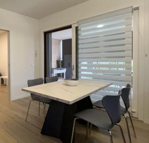 a dining room with a table and chairs at Charming Center Living Verona in Verona