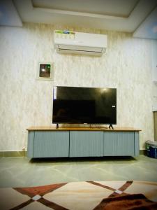 TV a/nebo společenská místnost v ubytování Eiffel Luxora lily studio