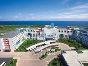 Una vista aérea de un resort con el océano. en Mitsui Garden Hotel Prana Tokyo Bay, en Urayasu
