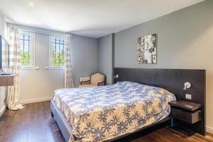 Giường trong phòng chung tại A c Villa 8BR 15P with Pool & Tennis – Antibes +13 ảnh