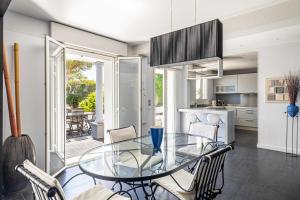 Nhà bếp/bếp nhỏ tại A c Villa 8BR 15P with Pool & Tennis – Antibes