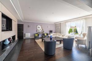 Khu vực ghế ngồi tại A c Villa 8BR 15P with Pool & Tennis – Antibes