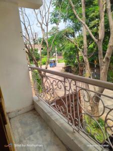 ブッダガヤにあるMotel homestayの通りの景色を望むバルコニー