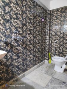 ブッダガヤにあるMotel homestayのトイレと壁のある浴室