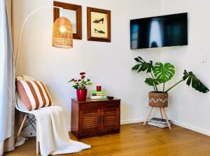 Μια τηλεόραση ή/και κέντρο ψυχαγωγίας στο Live in Style Modern Townhouse in Prime City Location
