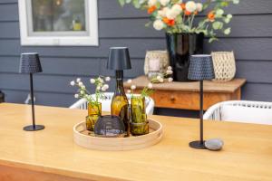 une table avec des bouteilles sur une table dans l'établissement Strandperle Lathum Ferienhaus in Premium Lage am See für Urlaub und Workation mit Hundestrand, à Lathum