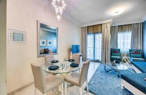 ドバイにあるMayfair Luxury Apartment in 5-Star DAMAC Maison Mall Street Building, Downtown Dubaiのダイニングルーム(ガラスのテーブル、椅子付) +26枚の写真