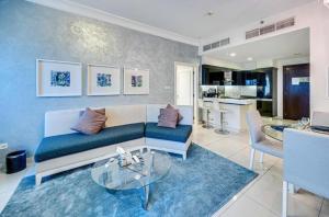 ドバイにあるMayfair Luxury Apartment in 5-Star DAMAC Maison Mall Street Building, Downtown Dubaiのソファとテーブルのあるリビングルーム