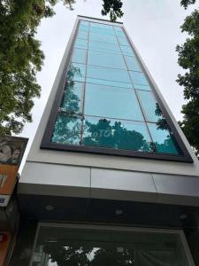 Un edificio con un cartel al costado. en Hanoi De Classy Boutique Hotel, en Kon Rung (1)
