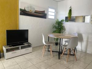 Μια τηλεόραση ή/και κέντρο ψυχαγωγίας στο Case des Deux-Caps - Proxi Plage et marché