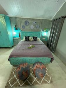 une chambre avec un lit avec deux paniers au sol dans l'établissement Salted Shores 2BHK Beach Heritage Home, à Anjuna