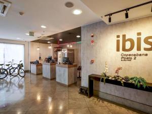 a hotel lobby with a bist sign on the wall at ibis Copacabana Posto 2 in Rio de Janeiro