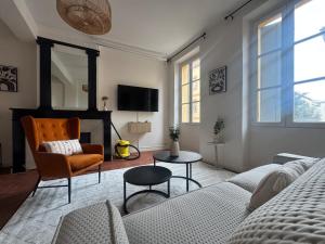 un soggiorno con un divano e una poltrona di Le Régent - Perpignan city center a Perpignano
