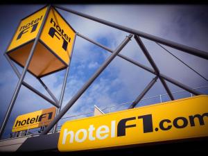 a sign on top of a hotel floor at hotelF1 Poitiers Nord Futuroscope in Chasseneuil-du-Poitou