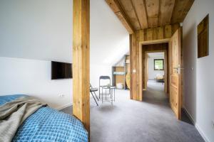 ein Schlafzimmer mit Bett und ein Esszimmer in der Unterkunft Chalupa Seč in Seč u Nasavrk