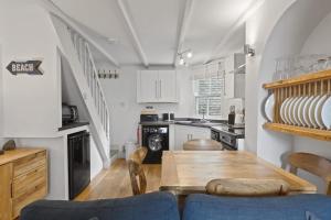 Kuchyň nebo kuchyňský kout v ubytování Cosy Fisherman's Cottage Seconds from Waterfront