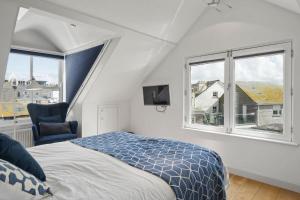 Postel nebo postele na pokoji v ubytování Cosy Fisherman's Cottage Seconds from Waterfront