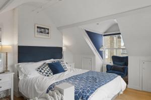 Postel nebo postele na pokoji v ubytování Cosy Fisherman's Cottage Seconds from Waterfront + 14 fotografií