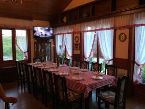 a dining room with a long table and chairs at Kuća za odmor "Karalic" in Ležimir