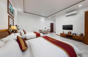 Gallery image of Quang Tung Heritage Cat Ba Hotel in Cat Ba