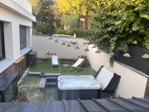 Elle offre une vue aérienne sur une arrière-cour dotée d'un bain à remous. dans l'établissement Suite 60m2 au calme à Montélimar parking privé et spa à 2 pas du centre ville, à Montélimar