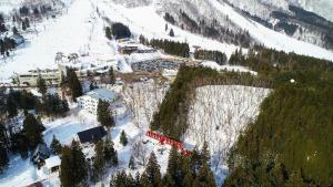una vista aerea di una stazione sciistica nella neve di Casa Bianca a Hakuba