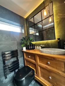 a bathroom with a sink and a toilet and a mirror at Free Parking 11 Guests Family&Contractors Bedford in Bedford