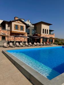 ein großes Schwimmbad vor einem Gebäude in der Unterkunft Sona Boutique Resort in Ashtarak