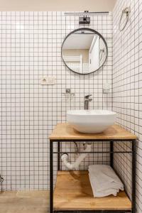 Ένα μπάνιο στο One-Bedroom Apartment in Old Tbilisi +4 φωτογραφίες