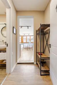 Ένα ή περισσότερα κρεβάτια σε δωμάτιο στο One-Bedroom Apartment in Old Tbilisi