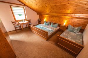 a bedroom with two beds in a wooden cabin at dasZimmermann Frühstückspension in Passriach