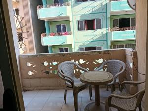 - un balcon avec une table et des chaises dans l'établissement لؤلؤه العوام, à Marsa Matruh 4 autres photos